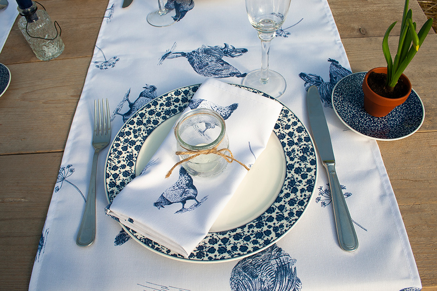 monteren Maan oppervlakte Berg kleding op Tafelloper wit - Studio Assorti | Unieke print met kippen in delftsblauw
